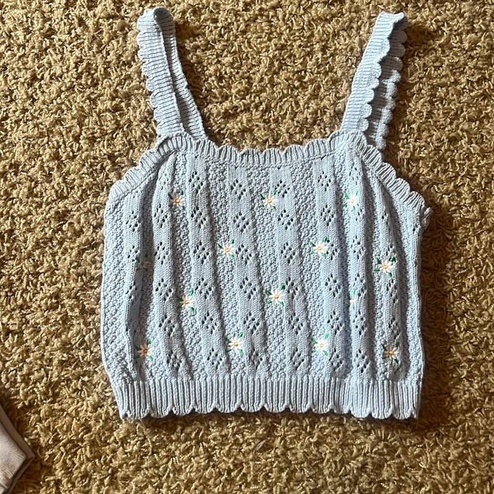 Knitted crop top with daisy’s